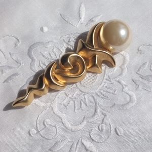 Fernando originals Matte goldtone 80s large faux Pearl brooch